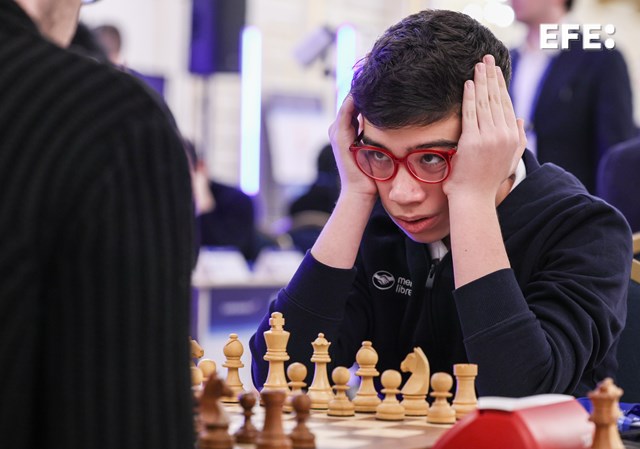 Moscú, 05/03/2026.- El prodigio argentino del ajedrez Faustino Oro durante una partida en el Aeroflot Open, este martes 3. EFE/EPA/SERGEI ILNITSKY