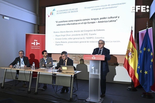 Alcalá de Henares (Madrid) 18/03/2026.- El director del Congreso de Editores, Alberto Barciela (d) modera el coloquio "El castellano como idioma común: lengua, poder cultural y soberanía informativa en el eje Europa - América Latina" en el que intervienen el presidente de la Agencia EFE, Miguel Ángel Oliver (2d), el director de El Tiempo de Colombia, Ernesto Cortés (2d) y el prosecretario general de Redacción del diario La Nación de Argentina, Carlos Roberts (i) con motivo del IX Congreso de Editores de Europa, América Latina y el Caribe celebrado en el Instituto Cervantes de Alcalá de Henares, en Madrid. EFE/ Fernando Villar