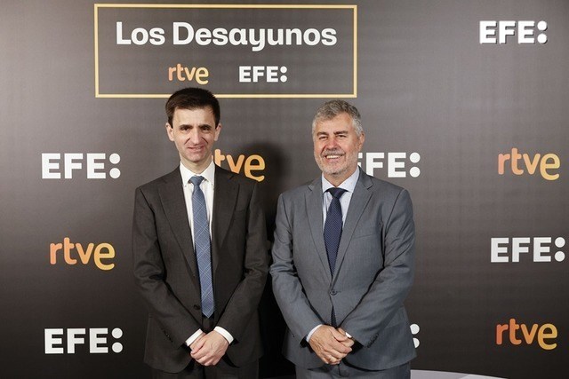 Madrid, 19/03/2026.- El presidente de la Corporación Radio Televisión Española (RTVE), José Pablo López (i), y el presidente de la Agencia EFE, Miguel Ángel Oliver, posan a su llegada al programa 