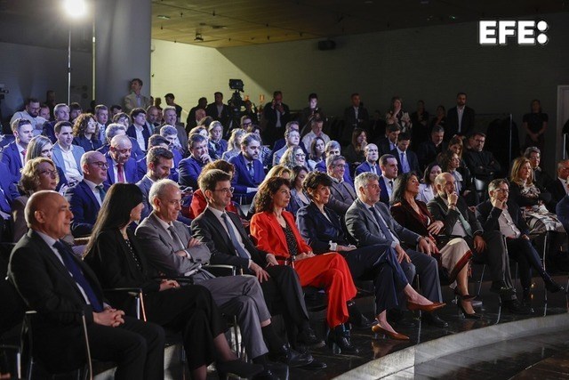 Madrid, 19/03/2026.- Las ministras Elma Sáiz y Ana Redondo junto al presidente de la Agencia EFE, Miguel Ángel Oliver, y el resto de asistentes, durante durante la primera emisión del programa 