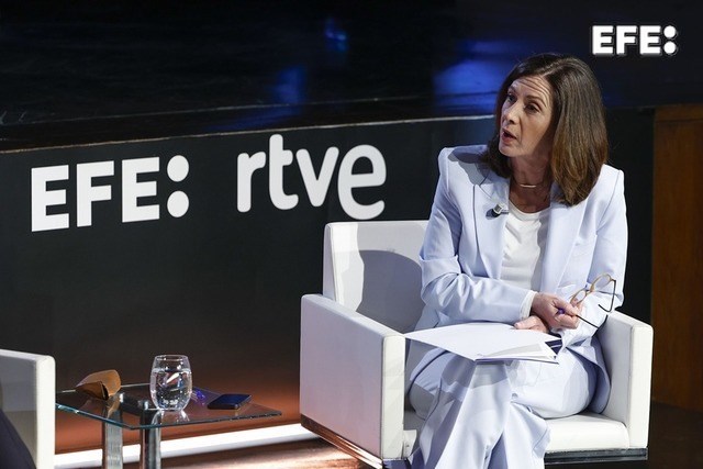 Madrid, 19/03/2026.- La directora de Economía de la Agencia EFE, Mamen Jiménez, entrevista junto a Juan Ramón Lucas, de RNE, y Pepa Bueno, de TVE, a la vicepresidenta del Gobierno y ministra de Hacienda, María Jesús Montero, durante la primera emisión del programa 