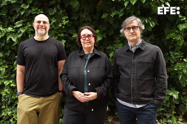 La periodista de EFE Alicia García de Francisco posa junto a los periodistas Luis Martínez (d) y Alberto Rey (i), tras haber sido nombrada presidenta de la Asociación de Informadores Cinematográficos de España (AICE), organización que vela por los intereses de la profesión y entrega los Premios Feroz, un cargo en el que sustituye a María Guerra (Kinótico). La Asamblea de la asociación formada en 2013, y a la que pertenecen más de 200 periodistas y críticos dedicados a informar sobre cine y series, también ha proclamado como miembros de su junta directiva para los próximos cuatro años a Elena S. Sánchez (TVE), Luis Martínez (El Mundo), Alberto Rey (crítico en diversos periódicos y televisiones) y Mariona Borrull (Kinótico). EFE/Kiko Huesca