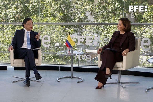 Barcelona (España), 17/04/2026.- El presidente de Colombia, Gustavo Petro, en la imagen junto a la presentadora de TVE, Pepa Bueno, durante su intervención en  la segunda entrega de 