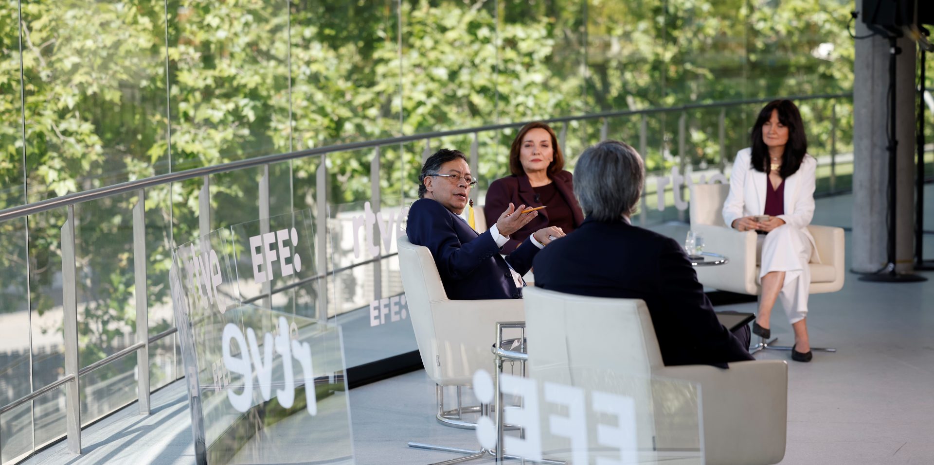 Barcelona (España), 17/04/2026.- El presidente Colombia, Gustavo Petro (i), junto a la presentadora de TVE, Pepa Bueno (2d), la directora de Internacional de la Agencia EFE, Emilia Pérez (d), y el jefe del área de información internacional de RNE, Juan Tato Suárez (i), durante la segunda entrega de 'Los Desayunos' de RTVE y la Agencia EFE celebrado en Barcelona. EFE/ Alberto Estévez