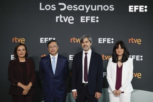 Barcelona (España), 17/04/2026.- Imagen del presidente de Colombia, Gustavo Petro (i) junto a la presentadora de TVE, Pepa Bueno (2d), la directora de Internacional de la Agencia EFE, Emilia Pérez (d) y el jefe del área de información internacional de RNE, Juan Tato Suárez (i) durante la segunda entrega de 