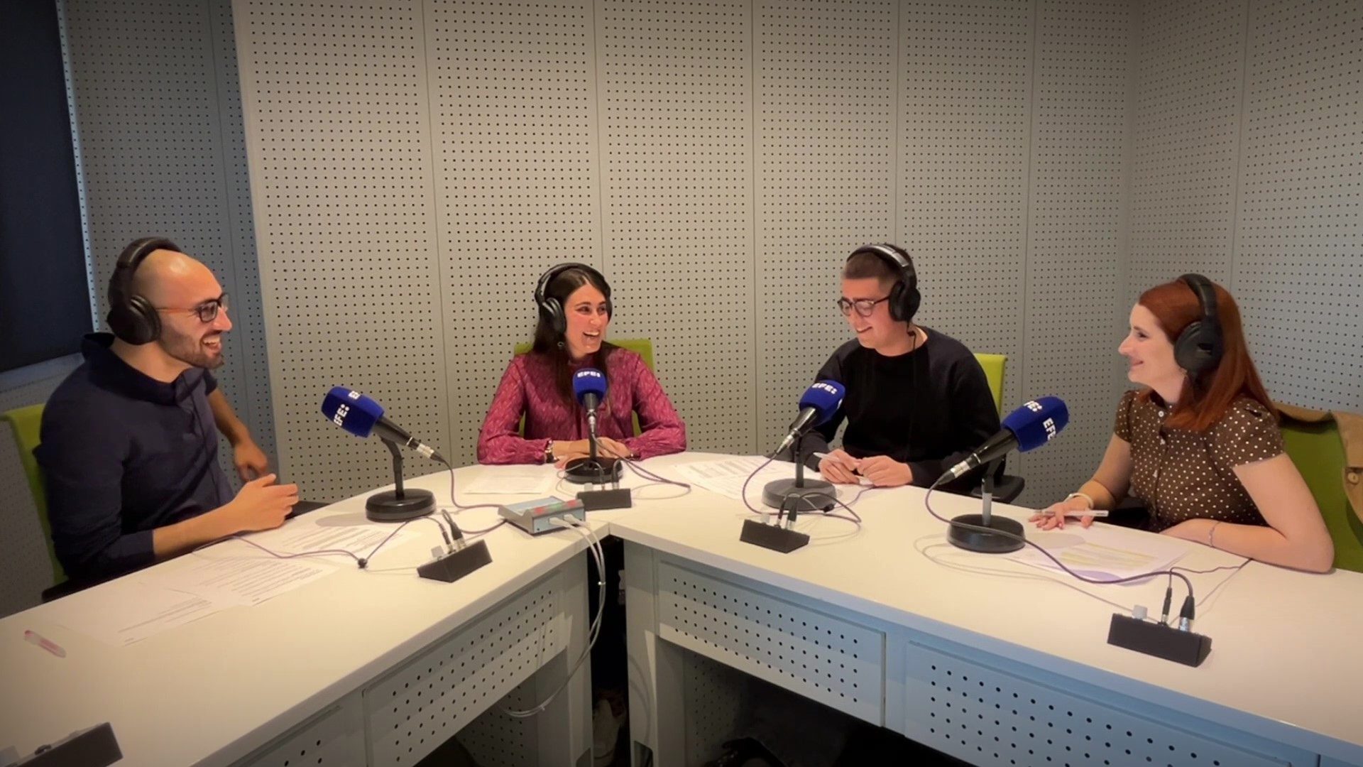 Andrea Ruiz, Diego Jabonero y Andrés Felipe Suárez,  alumnos de esta maestría, han conversado sobre la Inteligencia Artificial (IA) aplicada en el ámbito periodístico, la ética, la veracidad y el caudal de información en un pódcast moderado por Itziar García, becada de la Escuela de Periodismo.