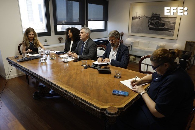 Madrid (España), 25/05/2026.- Los miembros del jurado del Premio Saliou Traoré: el periodista de la Cadena SER Nicolás Castellano Flores (2d), la responsable de Comunicación de la Fundación Mujeres por África, Antonina Cupe (2i) y el presidente de la Agencia EFE, Miguel Ángel Oliver (d) deliberan antes de anunciar el fallo en la sede de la Agencia EFE en Madrid. EFE/ Ballesteros