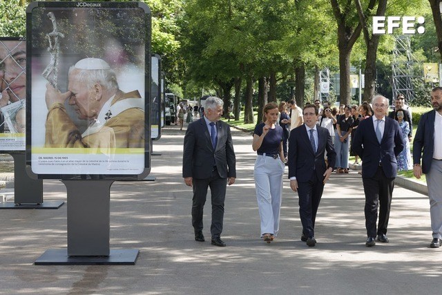 Madrid (España), 25/05/2026.- El alcalde de Madrid, José Luis Martínez-Almeida (c), y el presidente de Agencia EFE, Miguel Ángel Oliver (i), durante la presentación de la exposición fotográfica al aire libre organizada con motivo de la visita del papa León XIV a la capital. La muestra repasa las históricas visitas a Madrid de los papas Juan Pablo II y Benedicto XVI y recoge momentos “muy similares” a los que vivirá la ciudad con la visita de León XIV. EFE/Zipi.