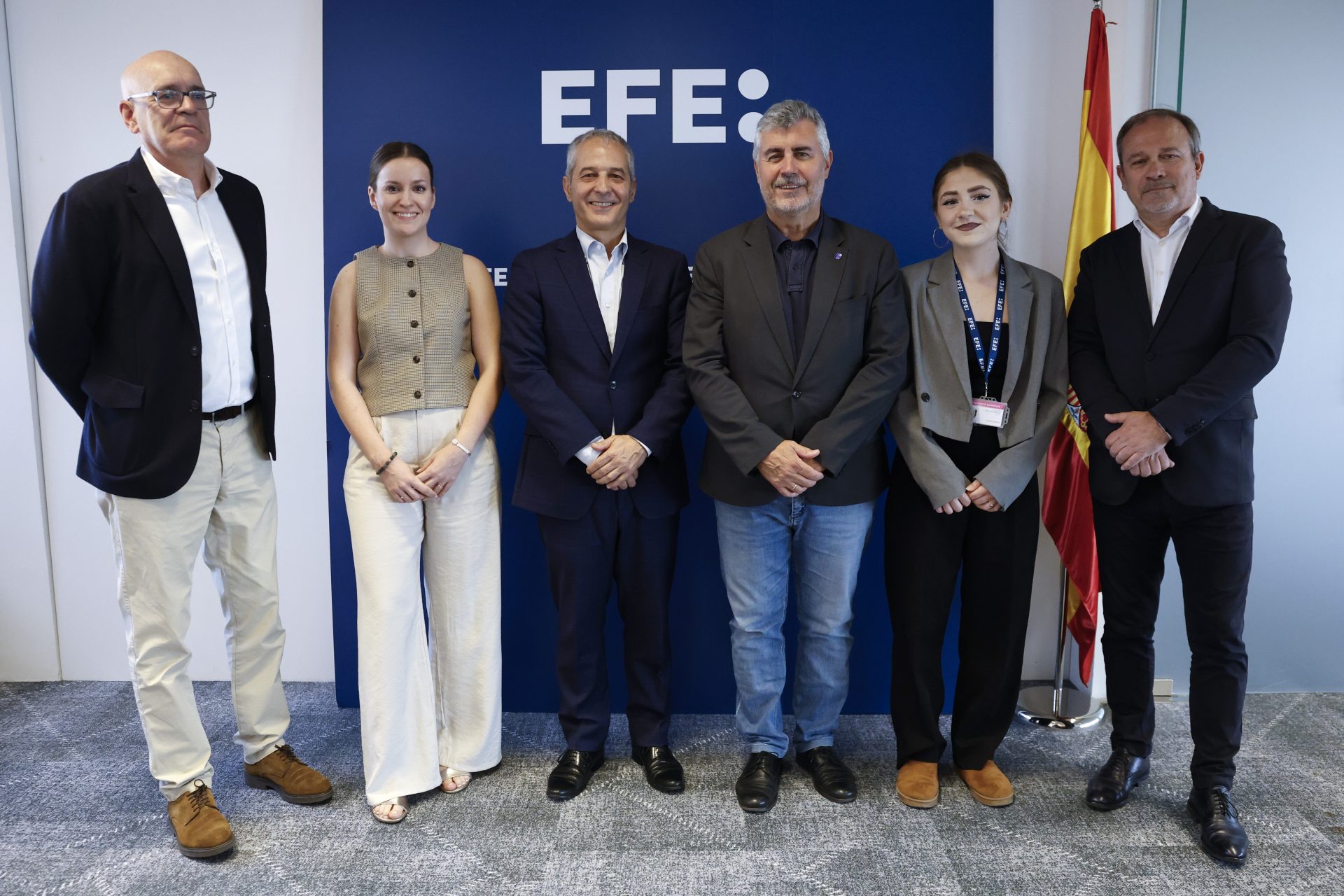 El presidente de la Agencia EFE, Miguel Ángel Oliver, y el director general de SIGRE, Miguel Vega, han firmado la renovación del convenio de colaboración para la beca de especialización en periodismo ambiental y transición ecológica que se desarrolla en el departamento de EFE Verde.EFE/Chema Moya