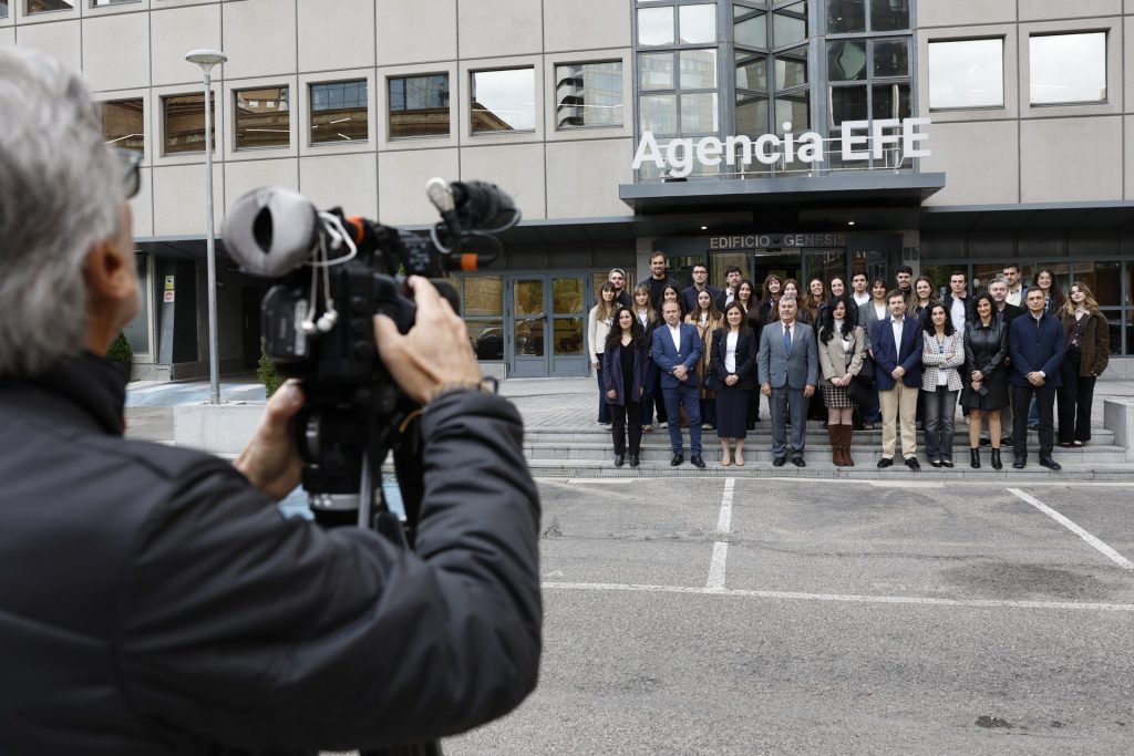 Madrid, 13/05/2026.- El presidente de la Agencia EFE, Miguel Ángel Oliver, posa junto a los 25 periodistas de participan en las jornadas de la VII edición del programa "Aprende a Contar Europa". EFE/Chema Moya