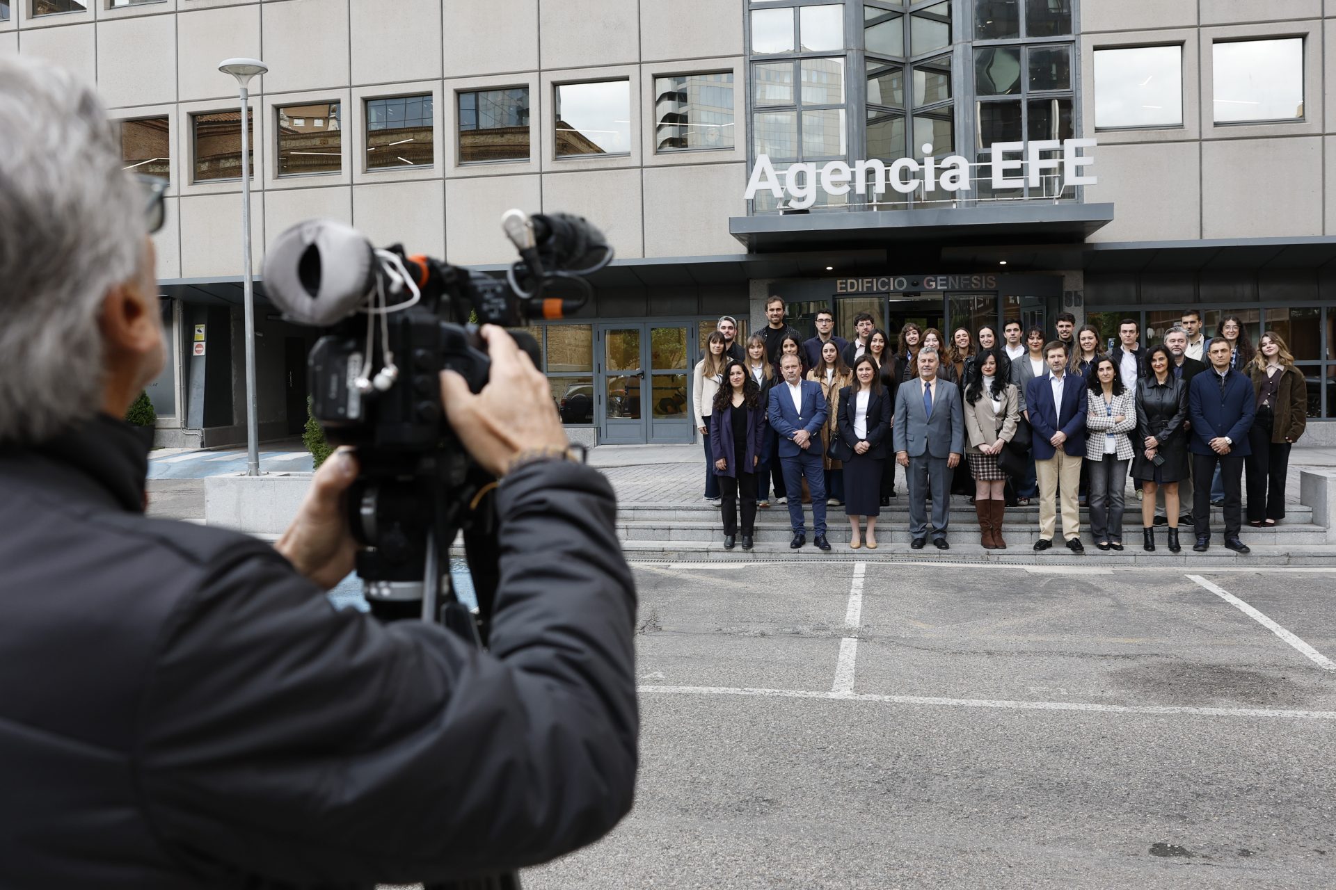 Madrid, 13/05/2026.- El presidente de la Agencia EFE, Miguel Ángel Oliver, posa junto a los 25 periodistas de participan en las jornadas de la VII edición del programa "Aprende a Contar Europa". EFE/Chema Moya