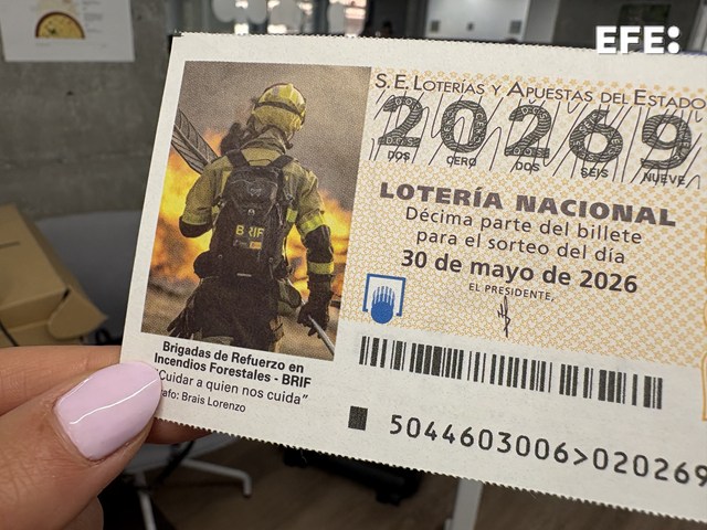 Una fotografía del colaborador de la Agencia EFE Brais Lorenzo sobre los incendios forestales, protagonista del décimo de lotería del 30 de mayo