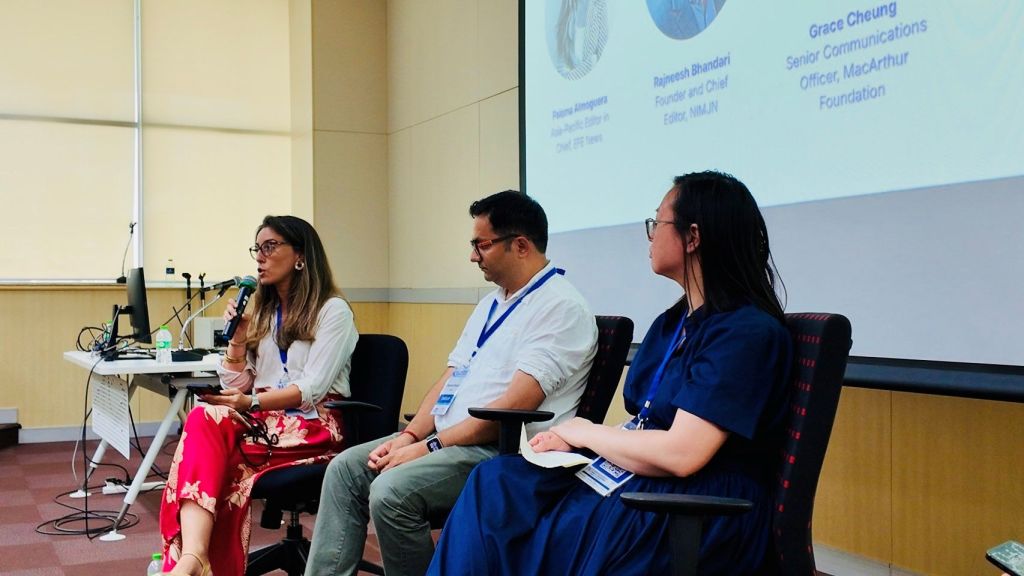 La directora Editorial para Asia-Pacífico y Delegada en Tailandia, Paloma Almoguera (1i), durante su intervención en la sesión sobre sesión sobre "Comunicación inclusiva entre culturas” de la decimosexta edición de la Conferencia de Medios (N3Con), organizada por la Asociación de Periodistas Asiático-Americanos, en Bangkok.