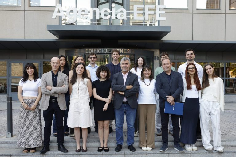Madrid, 17/06/2026.- Los estudiantes de la XXI edición del programa de becas de periodismo de la Agencia EFE y la Fundación “la Caixa” se han reunido en la sede central de EFE en Madrid para preparar la segunda parte de sus becas, que se desarrollará en delegaciones internacionales. EFE