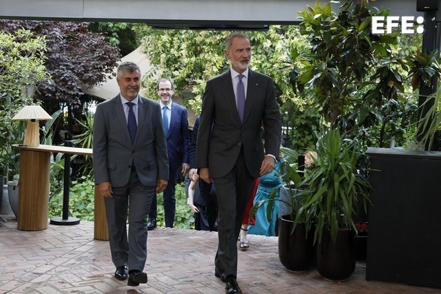 Madrid, 22/06/2026.- El rey Felipe VI (d) junto al presidente de la Agencia EFE, Miguel Ángel Oliver (i), a su llegada a los Premios Internacionales Rey de España de Periodismo 2026 celebrados en Casa de América, en Madrid. EFE/ Ballesteros