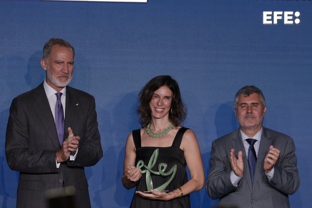 Madrid, 22/06/2026.- El rey Felipe VI (i) junto al presidente de la Agencia EFE, Miguel Ángel Oliver (d), entrega el Premio EFE a la delegada de la Agencia EFE en Jerusalén, María Traspaderne (c). EFE/ Juanjo Martín