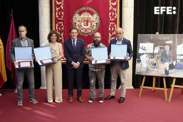 Valladolid, 02/06/2026.- La Diputación de Valladolid entregó sus XXIX premios de Periodismo Provincia de Valladolid al fotógrafo colaborador de EFE, Nacho Gallego (d), y a las periodistas de El Norte de Castilla Laura Negro Luengo y Rodrigo Jiménez, este martes en Valladolid. EFE/ EFE