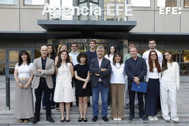 Los becados del programa becas de periodismo Agencia EFE-La Caixa intercambian experiencias en un encuentro previo a sus destinos internacionales