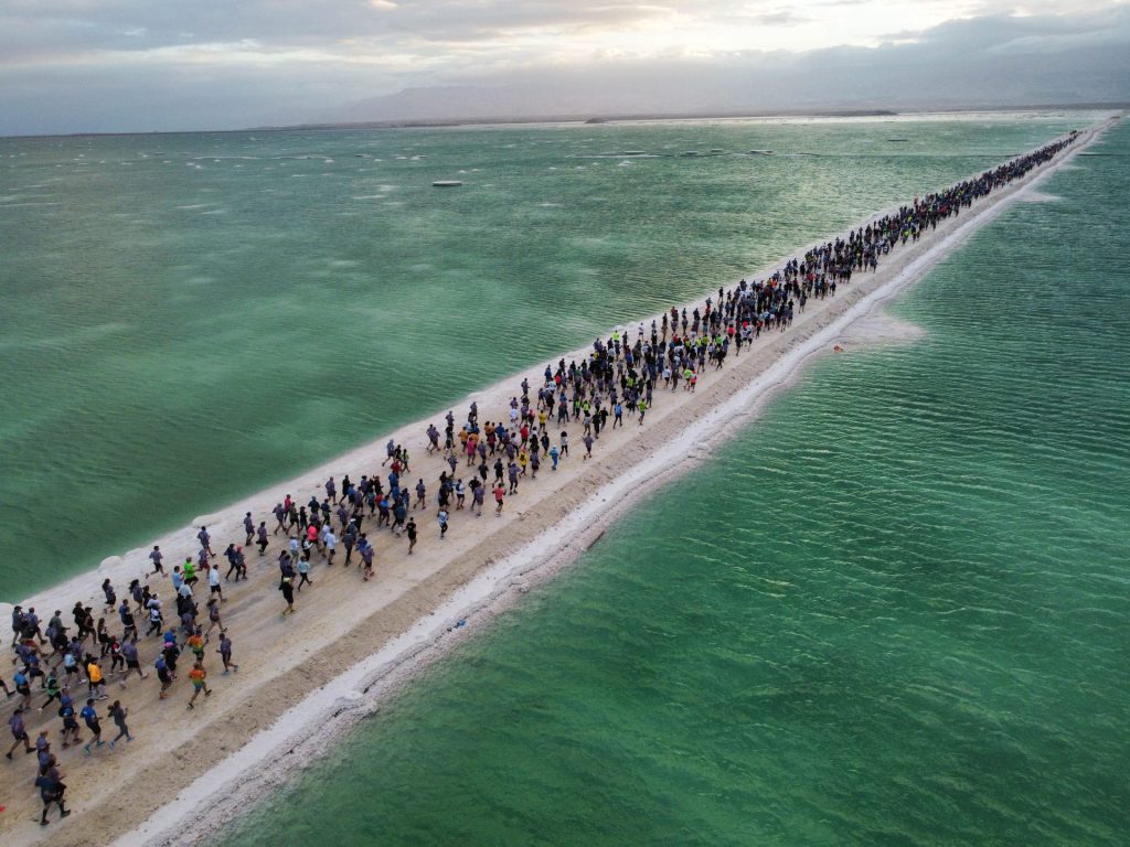 Ein Bokek (Israel), 25/02/2025.- Fotografía aérea de corredores en la línea de salida de la sexta edición del Maratón del Mar Muerto, tomada por el fotoperiodista Abir Sultan en Ein Bokek, cerca de la frontera con Jordania. La imagen fue reconocida como Imagen del Año 2025. EPA/Abir Sultan.