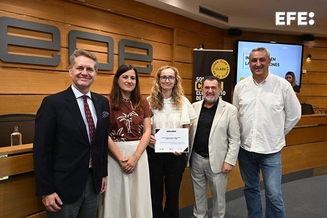 Madrid, 20/07/2026.- El editor de Nuevecuatrouno, Chus del Río (d); la secretaria general de La Rioja Digital, Laura Urbieta (2i); el presidente de CLABE, Arsenio Escolar (2d); el director de Digitalización, Innovación, Comercio e Infraestructura de la CEOE, César Maurin (i), y la directora de Estrategia, Transformación Digital y Negocio de la Agencia EFE, Diana González (c), durante la entrega del premio de la primera edición del Reto de Innovación en Redacciones La Rioja Digital-CLABE por el proyecto Sistema de metadatado automático de fotografía y vídeo con inteligencia artificial (IA). EFE/Fernando Villar