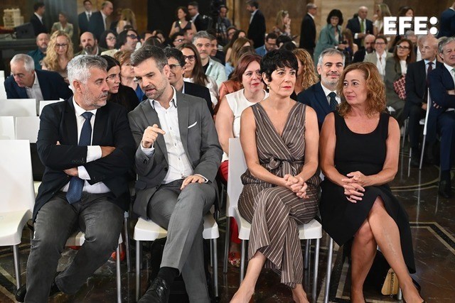 Madrid, 07/09/2026.- El presidente de la Agencia EFE, Miguel Ángel Oliver (i); el director de informativos de RTVE, Jon Ariztimuño; la portavoz del Gobierno, Elma Saiz, y la presidenta del Congreso, Francina Armengol (d), asisten a los "Los Desayunos” de RTVE y EFE. EFE/ Fernando Villar