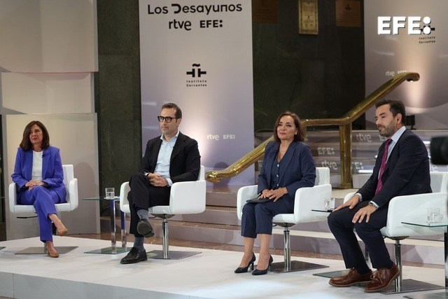 MADRID, 07/09/2026.- El ministro de Economía, Comercio y Empresa, Carlos Cuerpo (2i), es entrevistado por los periodistas de RTVE Pepa Bueno (2d), y Carlos Núñez (d), y la directora de Economía de la Agencia EFE, Mamen Jiménez (i), durante los "Los desayunos' de RTVE y EFE", que comienza nuevo curso del programa con el vicepresidente primero del Ejecutivo como protagonista, en un momento político marcado por la crisis migratoria de Ceuta y el compromiso del Ejecutivo con la presentación de unos nuevos presupuestos. EFE/ Fernando Villar