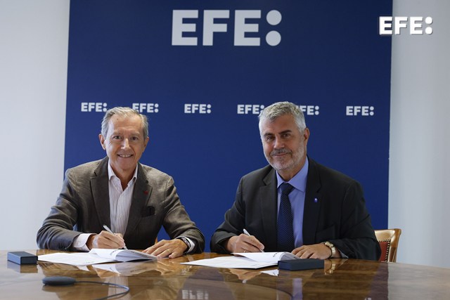 Madrid (España), 17/09/2026.- El presidente de la Agencia EFE, Miguel Ángel Oliver (d), y el director general de Signus Ecovalor, Carlos Prieto Menéndez (i), durante la firma de la convocatoria de la tercera edición de la beca EFE-Signus Cristina Yuste de Periodismo Medioambiental. EFE/JJ Guillén
