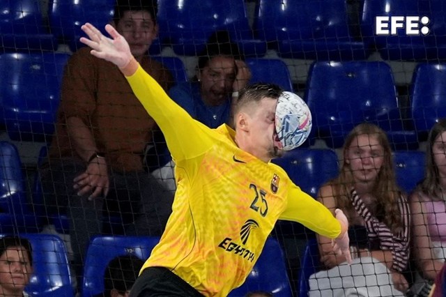 El guardameta navarro del Barça de balonmano, Sergey Hernández, recibe un pelotazo en la cara durante su debut con el conjunto azulgrana, el pasado 9 de septiembre, en un partido en el que su actuación contribuyó al triunfo de su equipo. EFE/Alejandro García