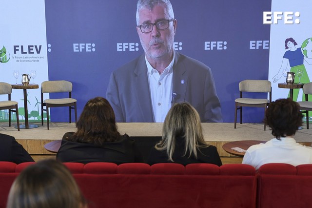 São Paulo (Brasil), 03/09/2026.- El presidente de la Agencia EFE, Miguel Ángel Oliver (c), durante su intervención, a través de una videoconferencia, en el IV Foro Latinoamericano de Economía Verde (FLEV), un espacio de diálogo y análisis que reúne a expertos para debatir los principales retos del desarrollo sostenible y la resiliencia climática en la región, en Sao Paulo (Brasil). EFE/ Sebastiao Moreira