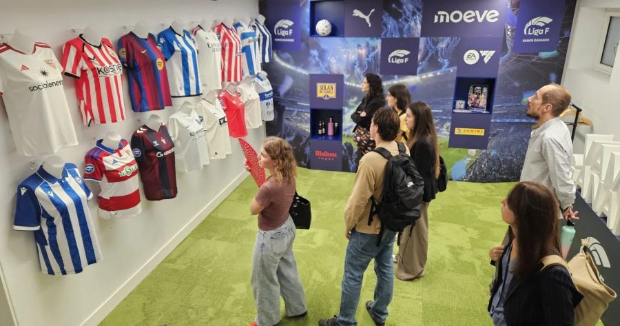 Alumnos del curso "Experto en Periodismo, Deporte y Mujeres", durante su visita a la sede de la Liga F. EFE