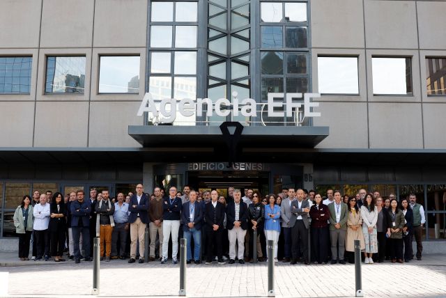 La Agencia EFE guarda un minuto de silencio en solidaridad con las víctimas del trágico accidente ferroviario en Urda, que deja ya 69 fallecidos.
