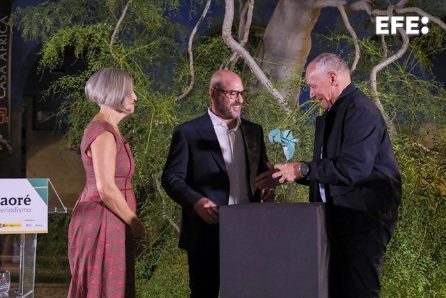 Las Palmas de Gran Canaria, 14/10/2026.- El director general de Relaciones con África del Gobierno de Canarias, Luis Padilla (d), entrega el premio al director y guionista del pódcast “La Provincia 53” de Onda Cero, Jorge Abad (c) y a la productora, María Jesús Moreno (i). EFE/ Ángel Medina G.
