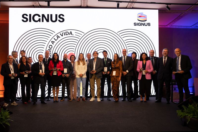 Arturo Larena, periodista de la Agencia EFE y fundador de EFE Verde, en el centro de la imagen, junto a los galardonados y representantes de SIGNUS durante el acto de reconocimiento a su trayectoria profesional con motivo del XX aniversario de la organización. Foto cedida por SIGNUS