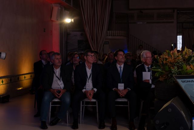 El presidente de la Agencia EFE, Miguel Ángel Oliver (i), asiste al XX aniversario de SIGNUS. Foto cedida por SIGNUS